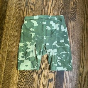 Maternity camo biker shorts old navy pockets
